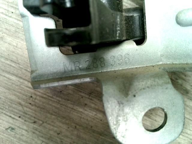 bontott MITSUBISHI CARISMA Jobb első Belső Kilincs