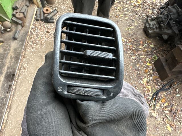 bontott MITSUBISHI CARISMA Jobb Szellőző