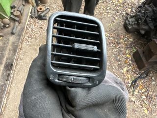 bontott MITSUBISHI CARISMA Jobb Szellőző