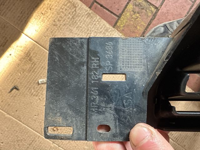 bontott MITSUBISHI CARISMA Motorháztető Díszléc Bal