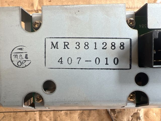 bontott MITSUBISHI CARISMA Multifunkciós Kijelző