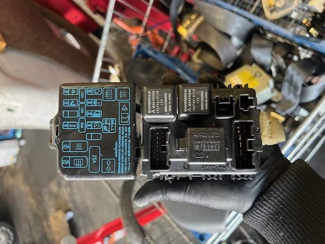 bontott MITSUBISHI COLT Biztosítéktábla Motortér