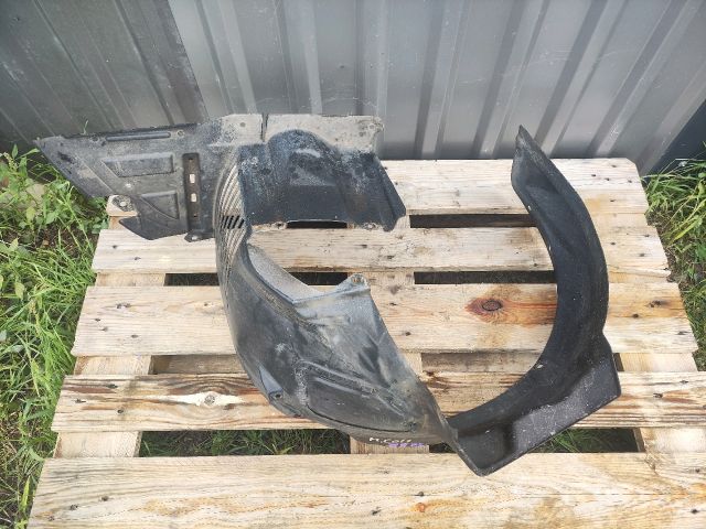 bontott MITSUBISHI COLT Bal első Dobbetét (Kerékjárati, Műanyag)