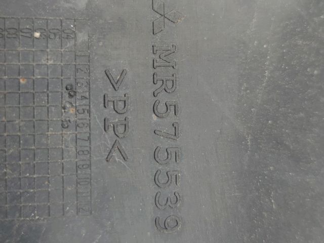 bontott MITSUBISHI COLT Bal első Dobbetét (Kerékjárati, Műanyag)