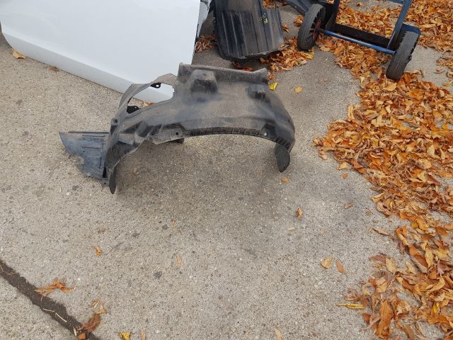 bontott MITSUBISHI COLT Bal első Első Dobbetét (Kerékjárati, Műanyag)