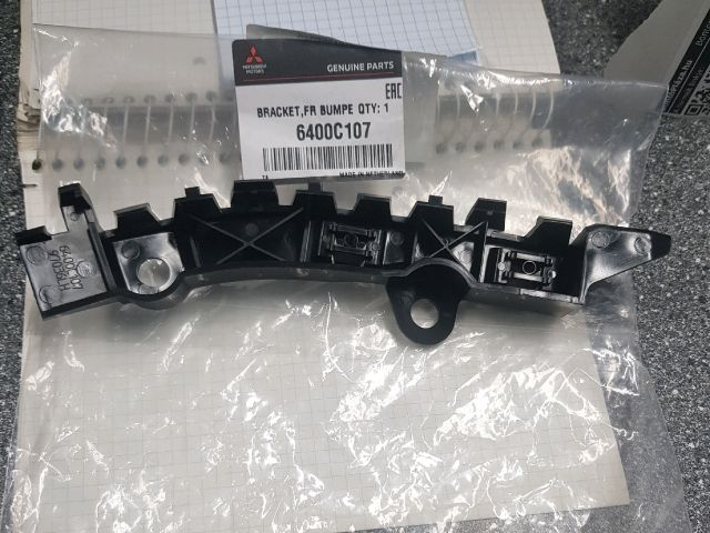 bontott MITSUBISHI COLT Bal első Lökhárító Tartó (Műanyag)