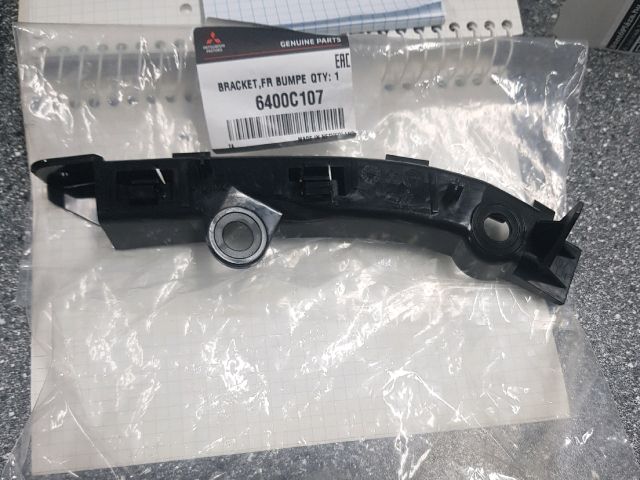 bontott MITSUBISHI COLT Bal első Lökhárító Tartó (Műanyag)