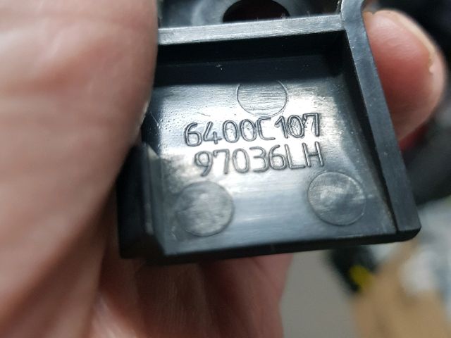 bontott MITSUBISHI COLT Bal első Lökhárító Tartó (Műanyag)