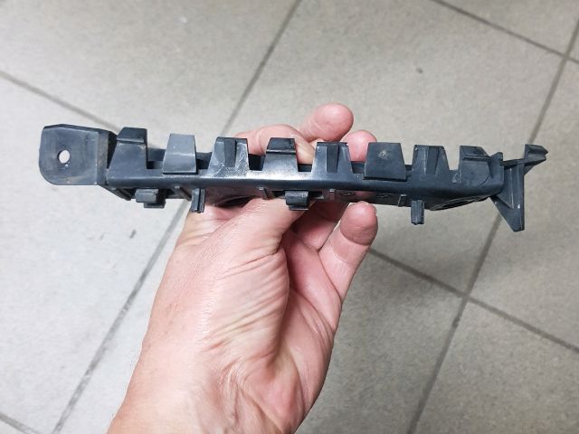 bontott MITSUBISHI COLT Bal első Lökhárító Tartó (Műanyag)