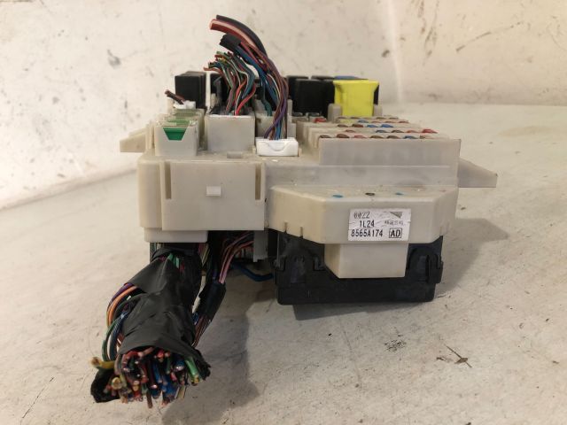 bontott MITSUBISHI COLT Biztosítéktábla Doboz