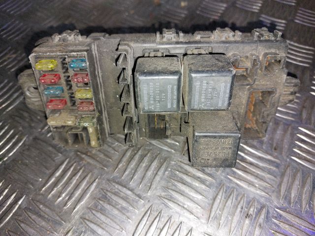 bontott MITSUBISHI COLT Biztosítéktábla Doboz