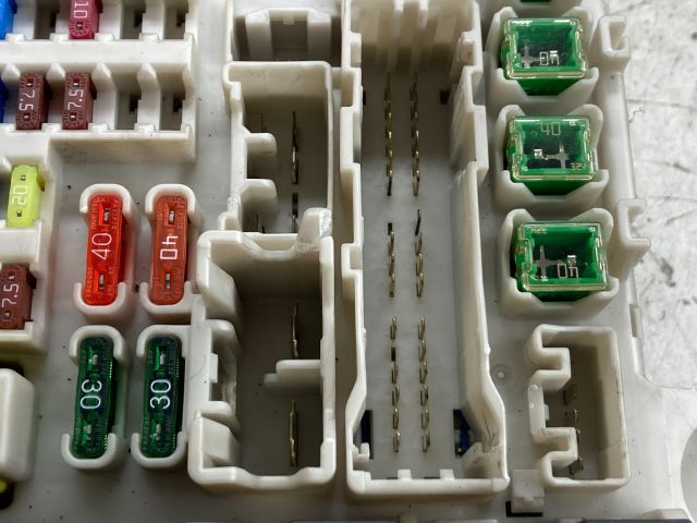 bontott MITSUBISHI COLT Biztosítéktábla Doboz