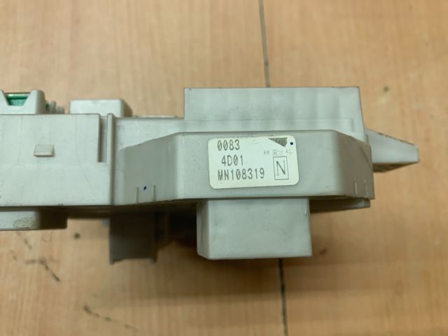 bontott MITSUBISHI COLT Biztosítéktábla Utastér