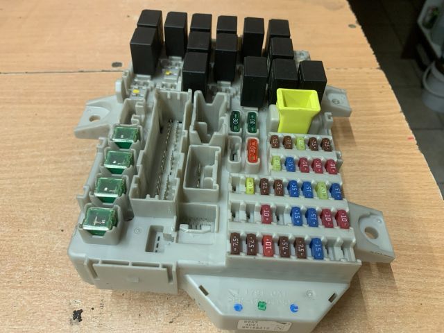 bontott MITSUBISHI COLT Biztosítéktábla Utastér