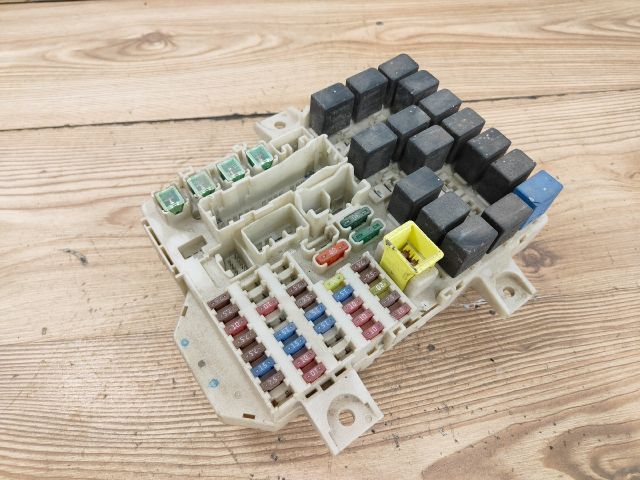 bontott MITSUBISHI COLT Biztosítéktábla Utastér