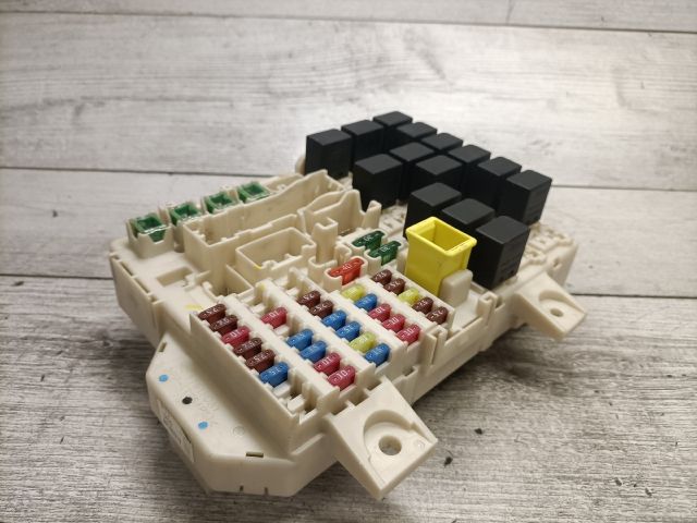 bontott MITSUBISHI COLT Biztosítéktábla Utastér