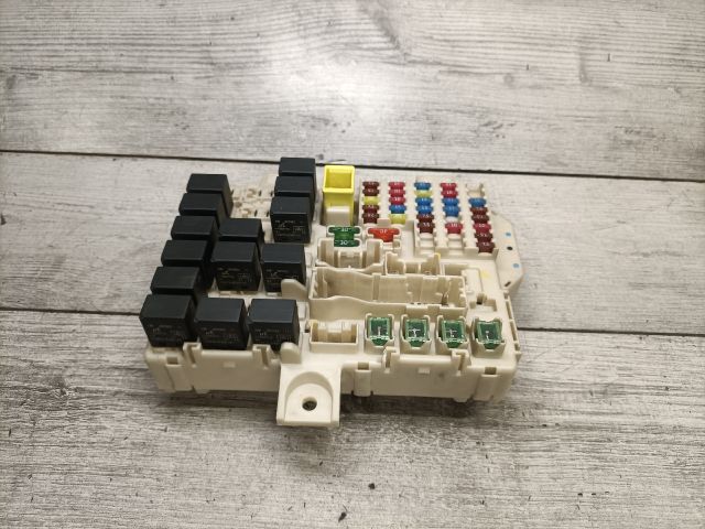 bontott MITSUBISHI COLT Biztosítéktábla Utastér