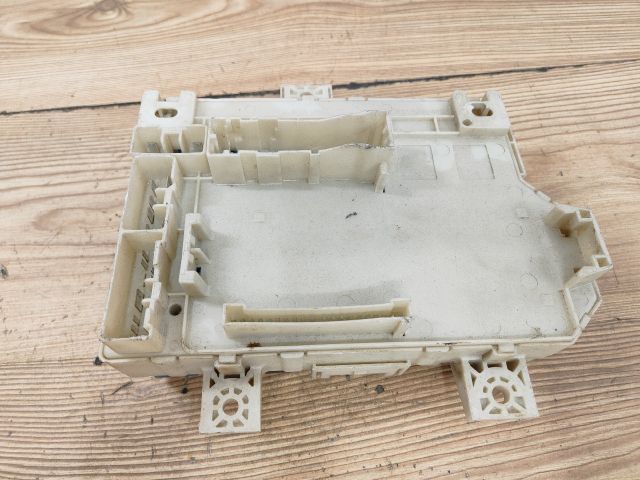 bontott MITSUBISHI COLT Biztosítéktábla Utastér