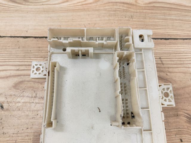 bontott MITSUBISHI COLT Biztosítéktábla Utastér