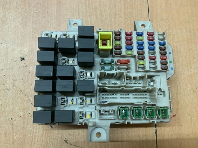 bontott MITSUBISHI COLT Biztosítéktábla Utastér