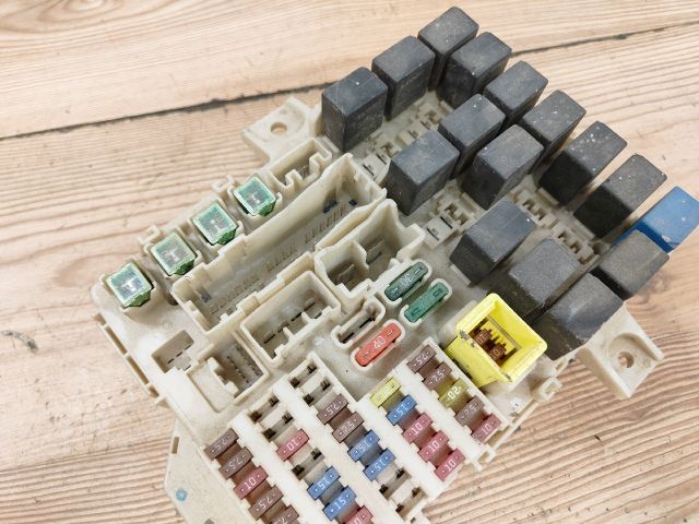 bontott MITSUBISHI COLT Biztosítéktábla Utastér