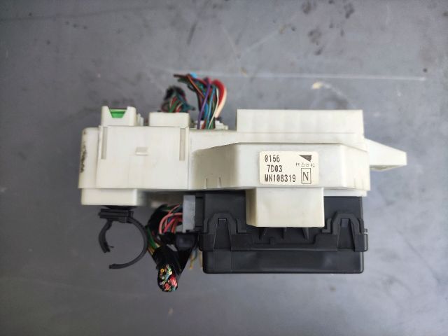 bontott MITSUBISHI COLT Biztosítéktábla Utastér