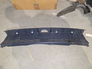 bontott MITSUBISHI COLT Csomagtérajtó Burkolat Alsó