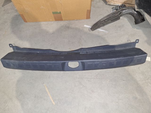 bontott MITSUBISHI COLT Csomagtérajtó Burkolat Alsó