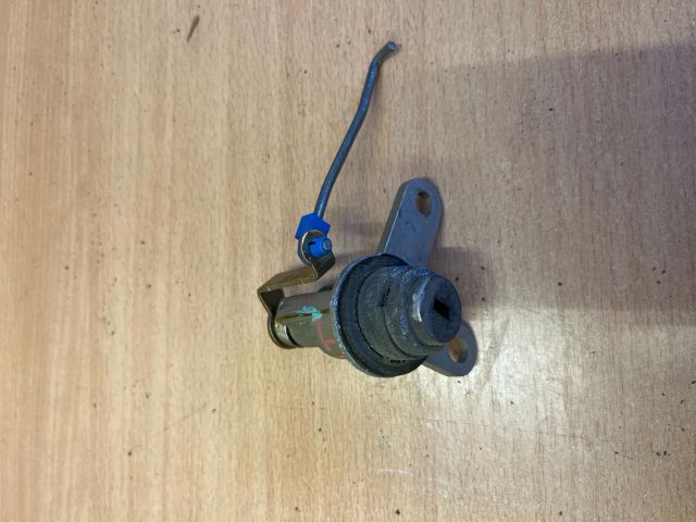 bontott MITSUBISHI COLT Csomagtérajtó Zárbetét