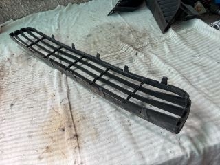 bontott MITSUBISHI COLT Első Lökhárító Alsó Középső Díszrács