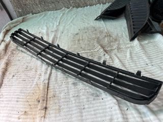 bontott MITSUBISHI COLT Első Lökhárító Alsó Középső Díszrács