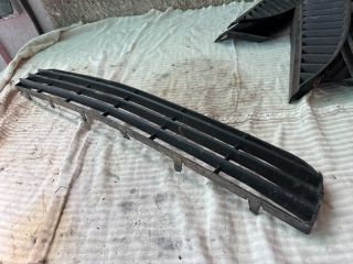 bontott MITSUBISHI COLT Első Lökhárító Alsó Középső Díszrács