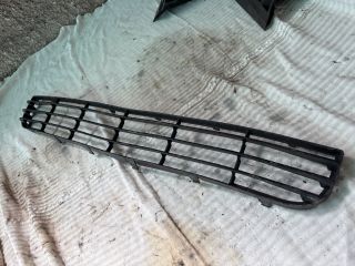 bontott MITSUBISHI COLT Első Lökhárító Alsó Középső Díszrács