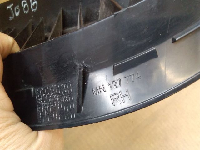 bontott MITSUBISHI COLT Első Lökhárító Jobb Díszrács