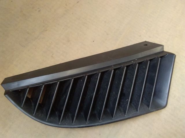 bontott MITSUBISHI COLT Első Lökhárító Jobb Díszrács