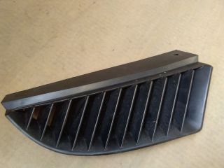 bontott MITSUBISHI COLT Első Lökhárító Jobb Díszrács