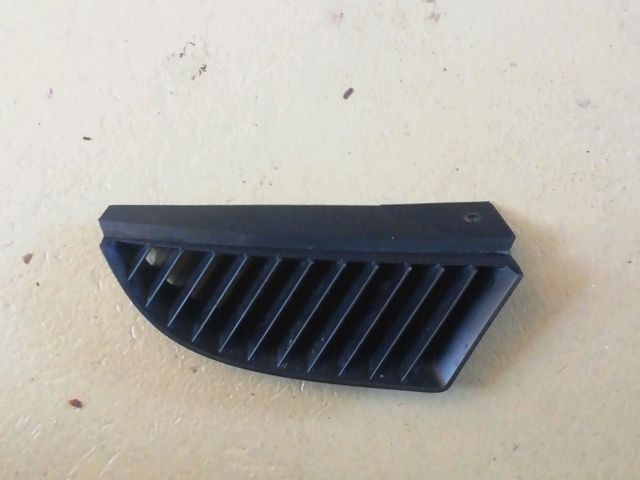 bontott MITSUBISHI COLT Első Lökhárító Jobb Díszrács