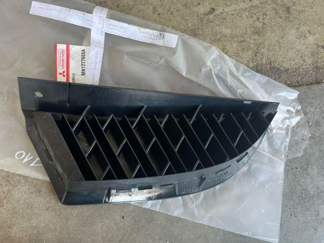 bontott MITSUBISHI COLT Első Lökhárító Jobb Díszrács