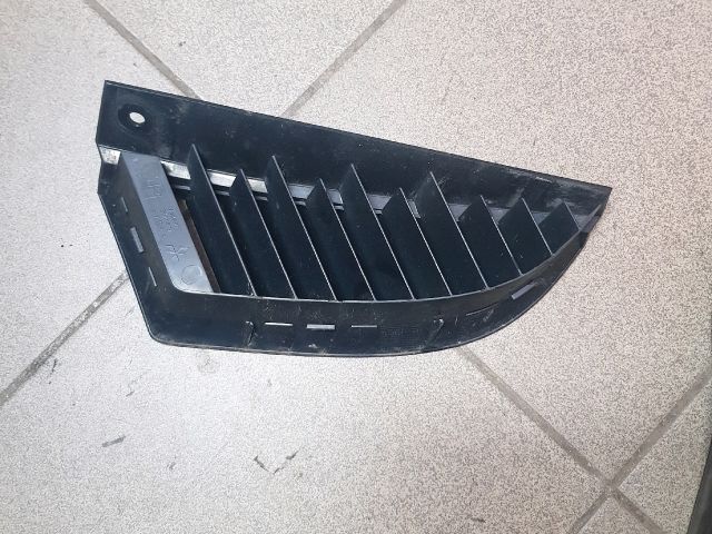 bontott MITSUBISHI COLT Első Lökhárító Jobb Díszrács