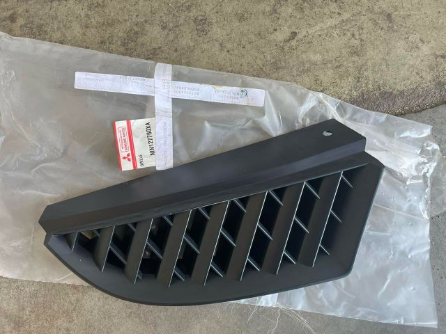 bontott MITSUBISHI COLT Első Lökhárító Jobb Díszrács