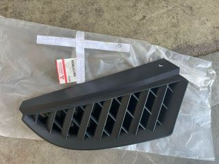 bontott MITSUBISHI COLT Első Lökhárító Jobb Díszrács