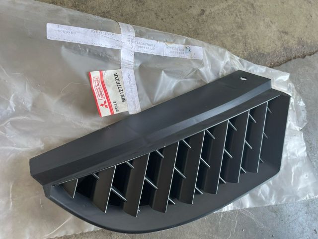 bontott MITSUBISHI COLT Első Lökhárító Jobb Díszrács