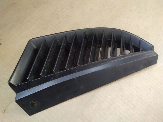 bontott MITSUBISHI COLT Első Lökhárító Jobb Díszrács