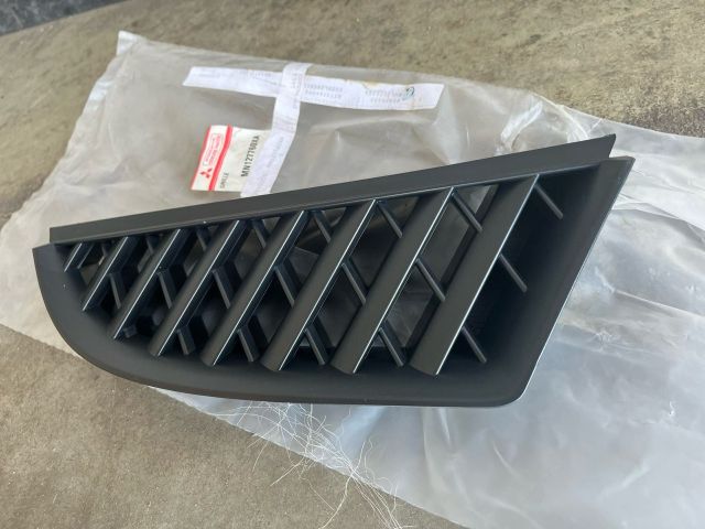 bontott MITSUBISHI COLT Első Lökhárító Jobb Díszrács