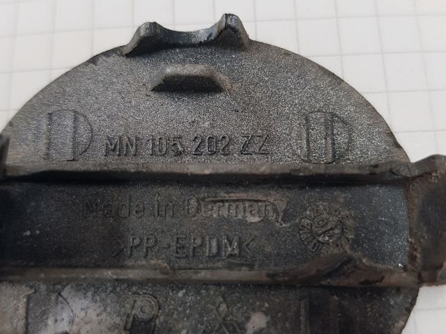 bontott MITSUBISHI COLT Első Vonószem Burkolat