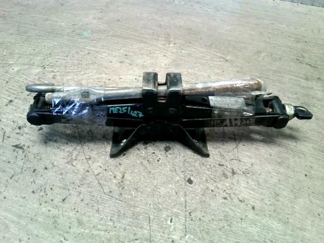 bontott MITSUBISHI COLT Emelő