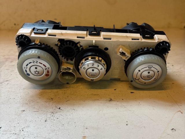 bontott MITSUBISHI COLT Fűtéskapcsoló (manuális klímás)