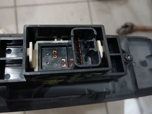 bontott MITSUBISHI COLT Jobb első Ablakemelő Kapcsoló