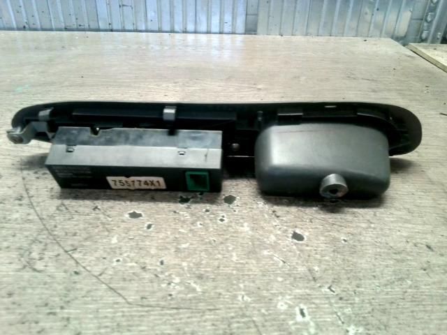 bontott MITSUBISHI COLT Jobb első Ablakemelő Kapcsoló