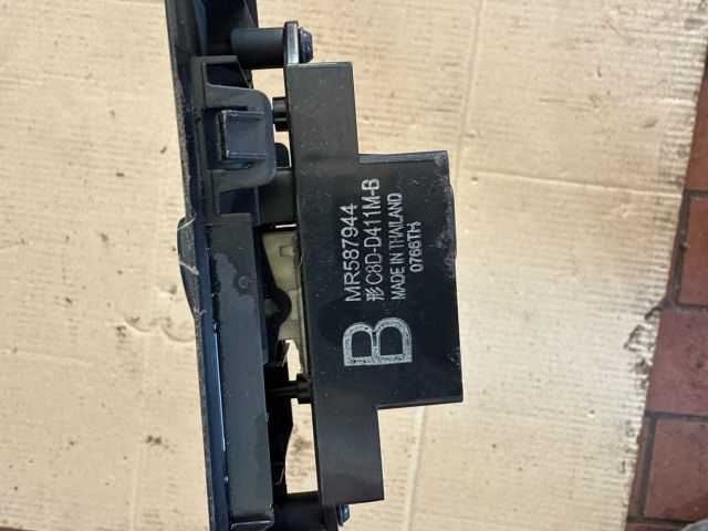 bontott MITSUBISHI COLT Jobb első Ablakemelő Kapcsoló